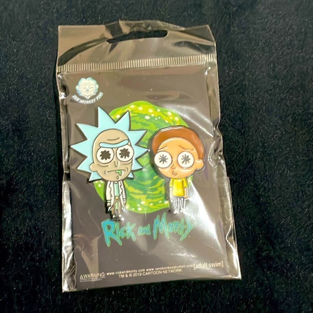 New sealed in package set of 2 lil Rick and Morty Cartoon Network comic con pins